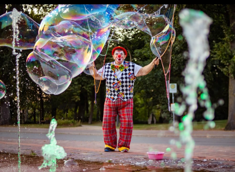 Clown Sventolino mit Riesenseifenblasen